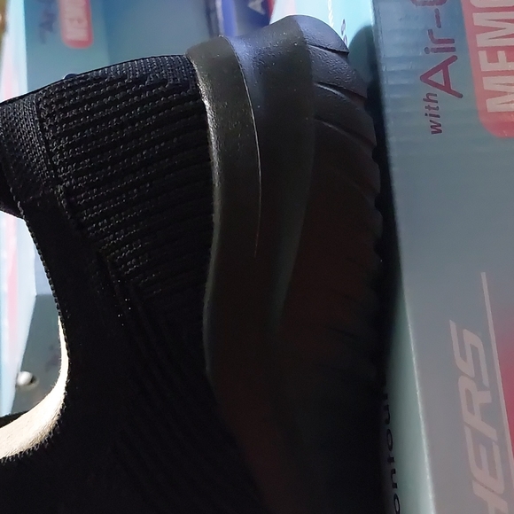 Sketchers Stretch Fit shoes (FREE HOUSE SHOES) - Picture 12 of 15